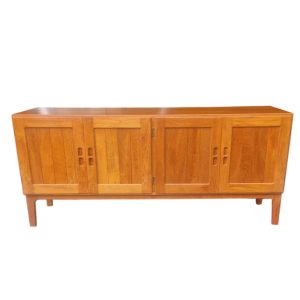 Enfilade danoise en teck massif attribuée à Christian Hvidt