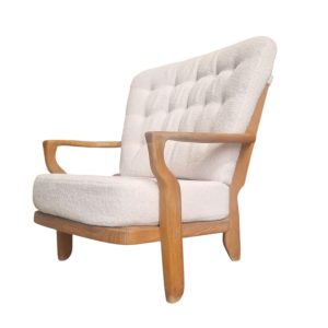 Large fauteuil Roméo en chêne clair, Guillerme et Chambron. Recouvert à neuf mousses et tissu "bouclettes"
