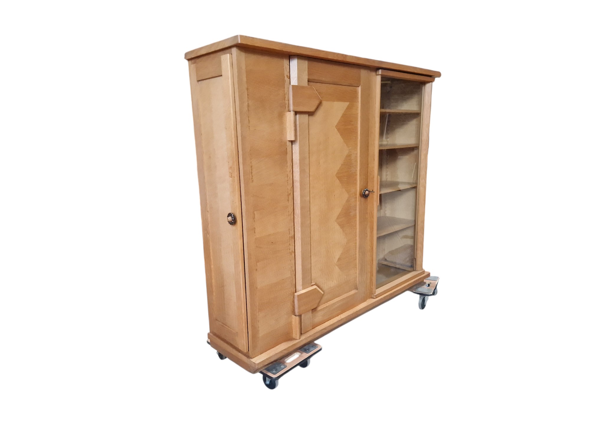 Armoire en chêne doré Guillerme et Chambron