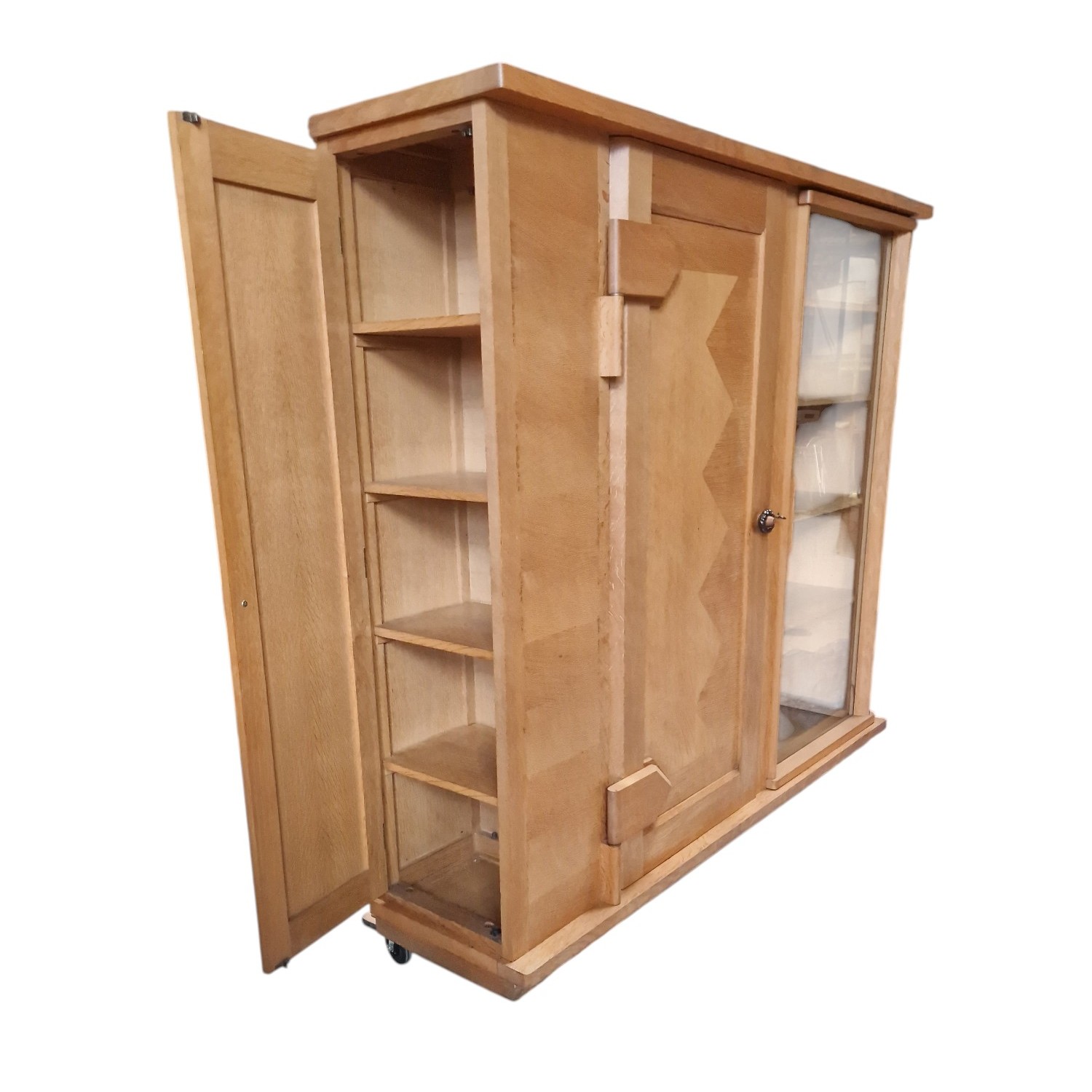 Armoire en chêne doré Guillerme et Chambron