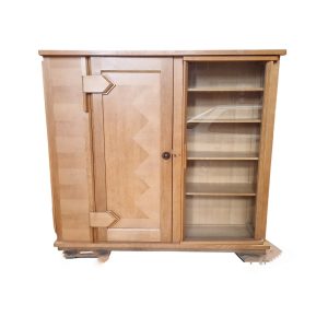 Armoire en chêne doré Guillerme et Chambron