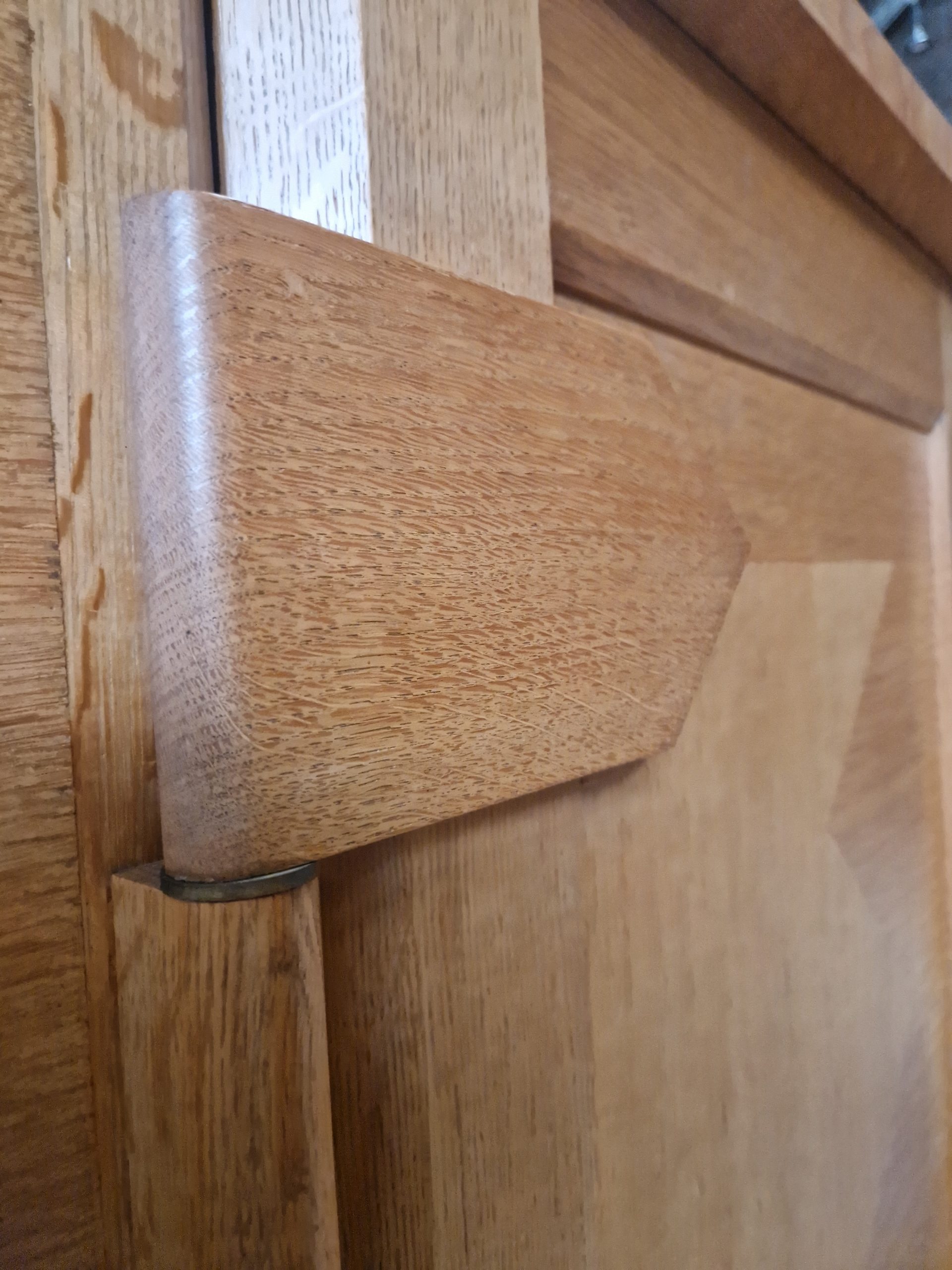 Armoire en chêne doré Guillerme et Chambron