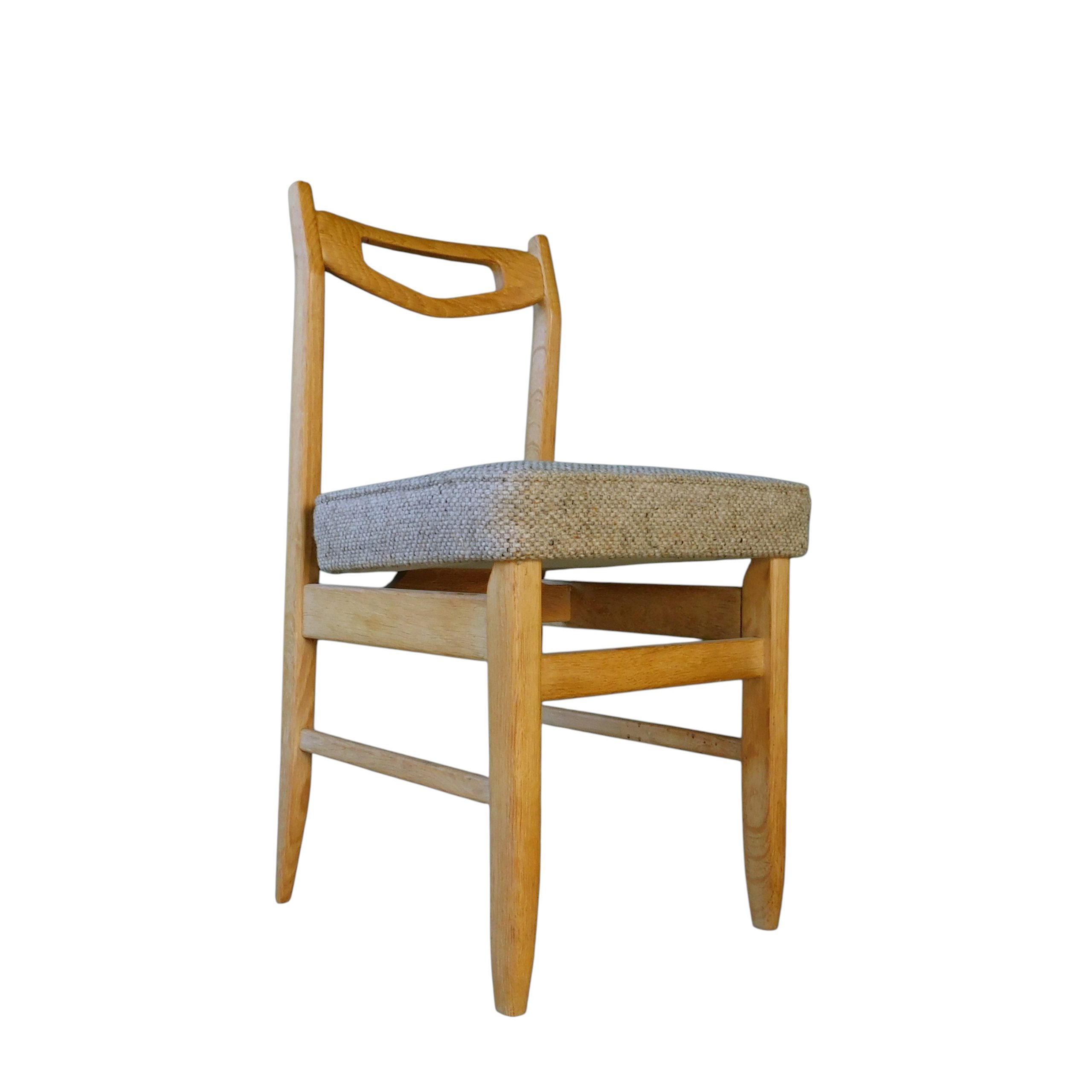 Série de six chaises vintage en chêne clair, Guillerme et Chambron