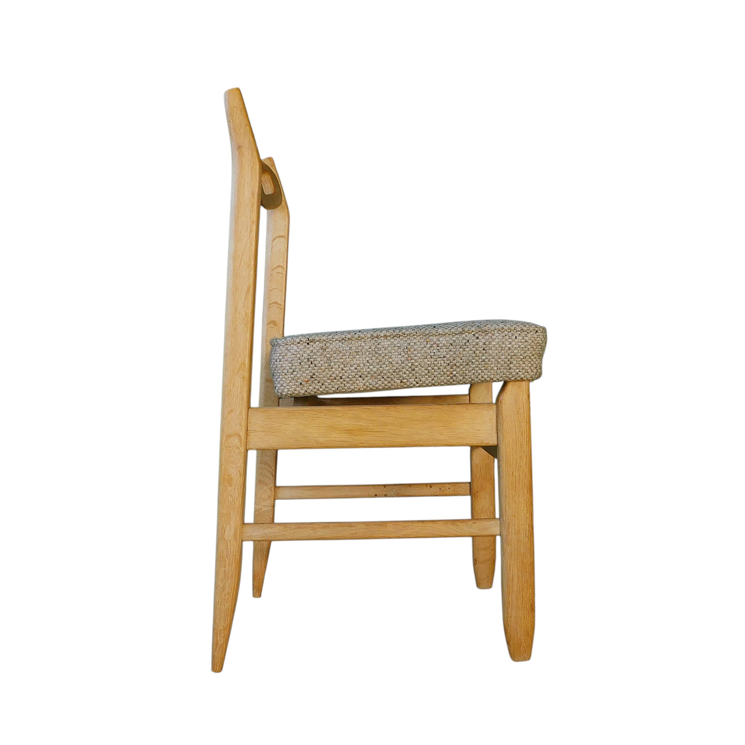 Série de six chaises vintage en chêne clair, Guillerme et Chambron