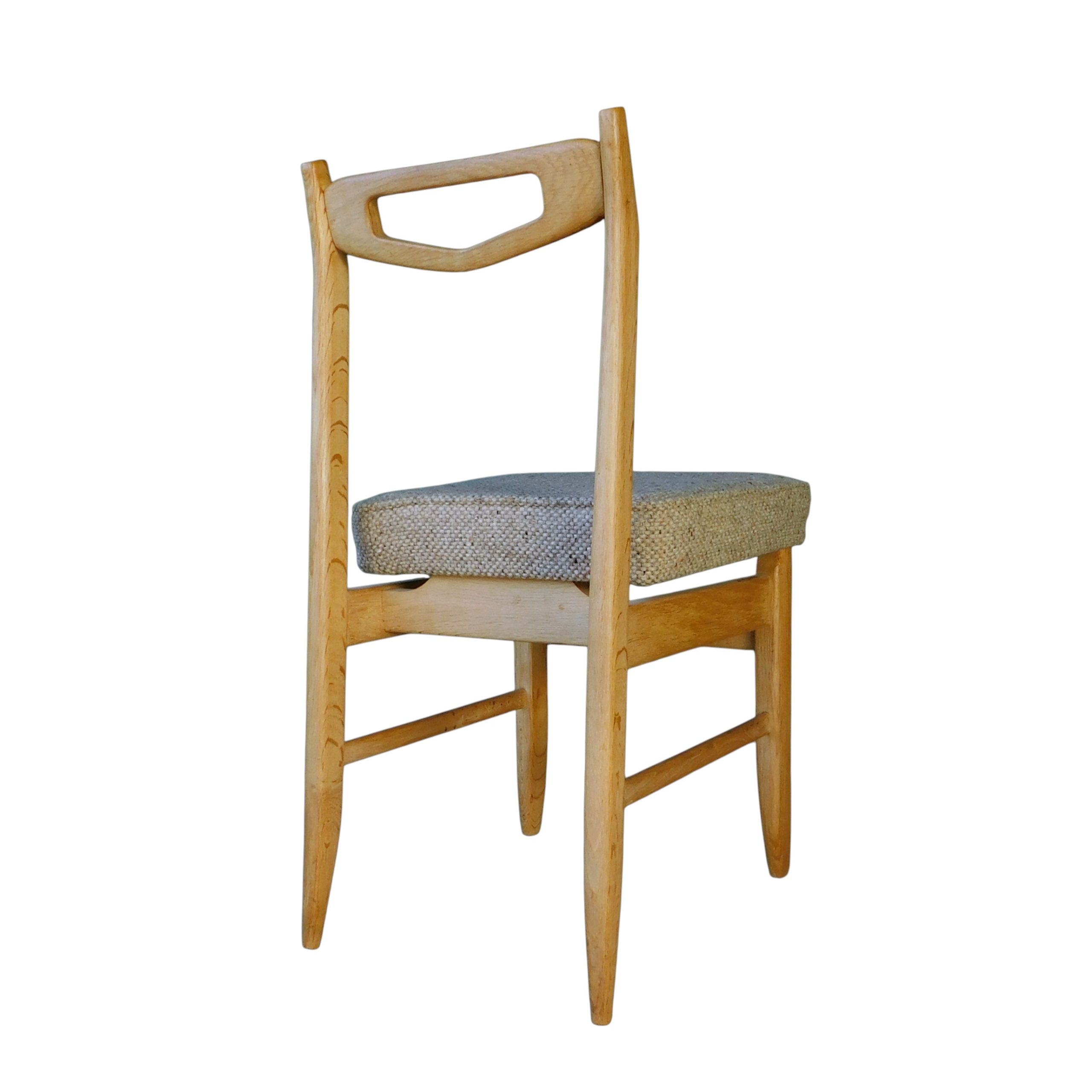 Série de six chaises vintage en chêne clair, Guillerme et Chambron
